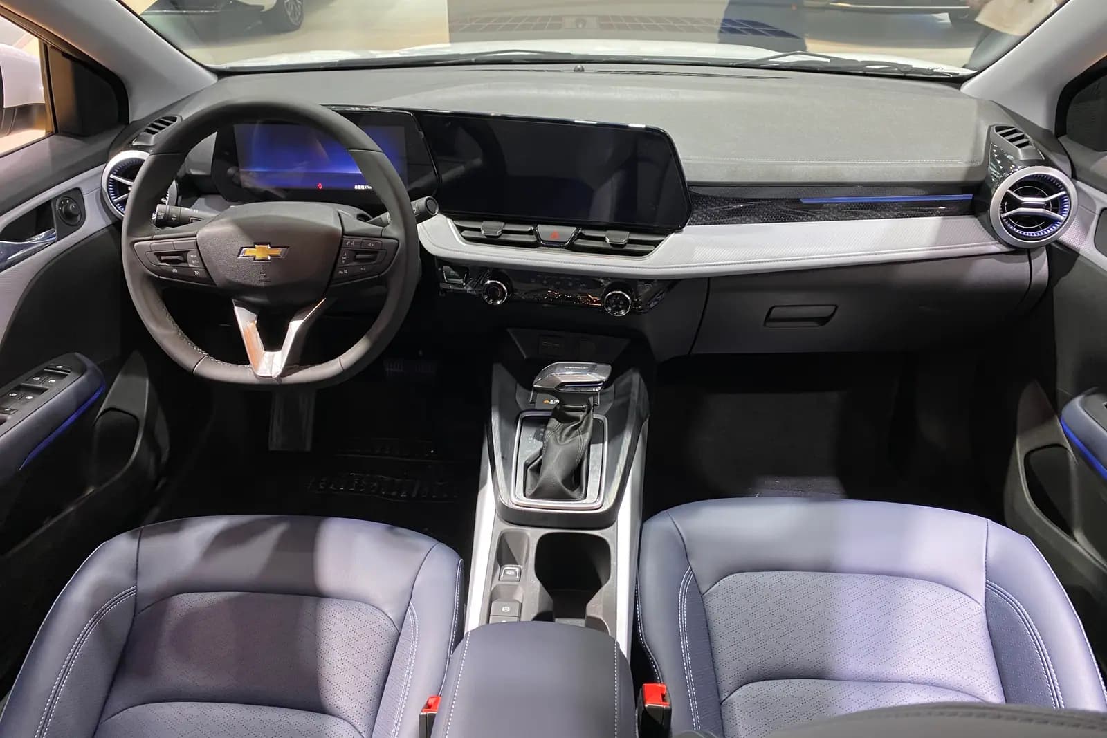 Передняя панель Chevrolet Monza китайской сборки с экраном магнитолы