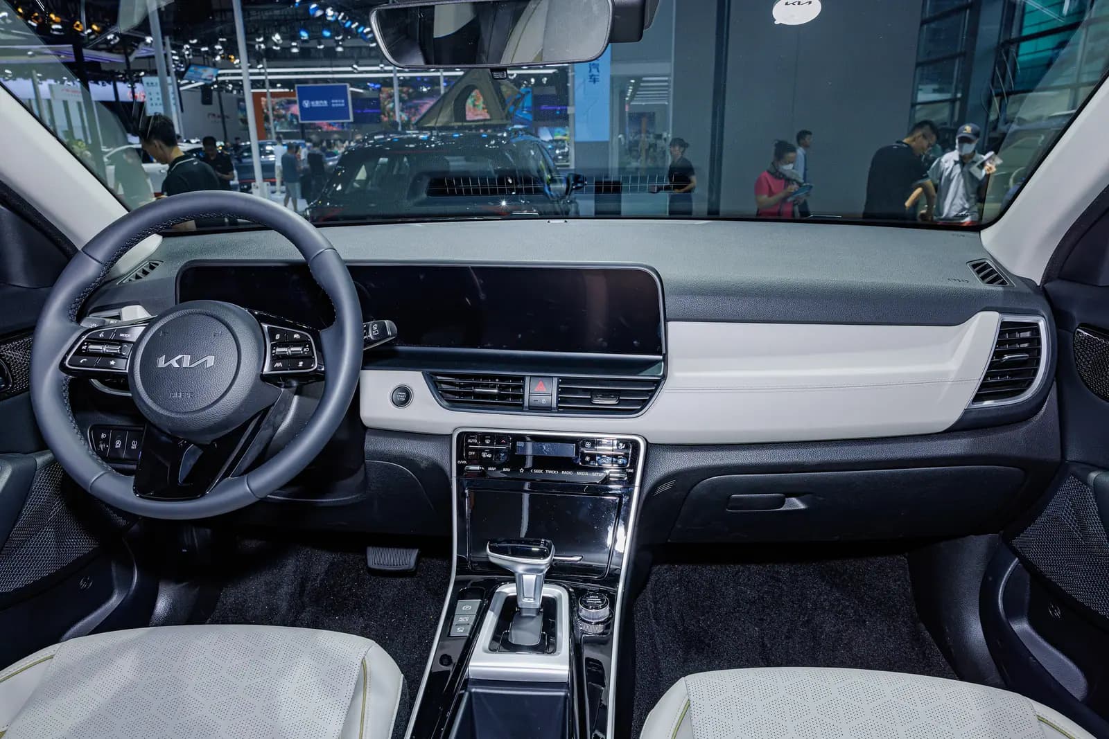 Салон Kia Seltos китайской версии: магнитола и приборная панель